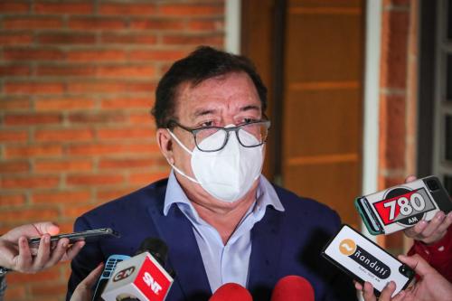 Nicanor pide a oposición simular afán delirante de llegar al poder
